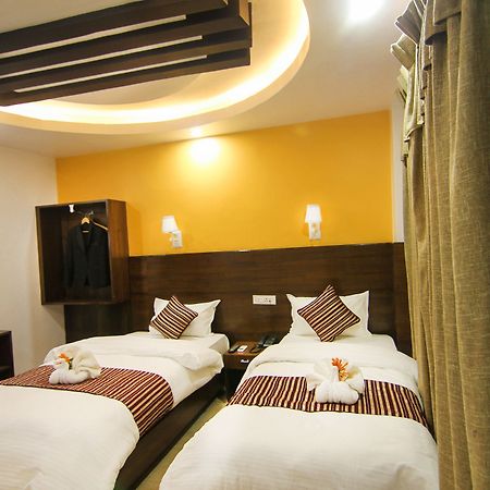 Hotel Lakeside Покхара Экстерьер фото