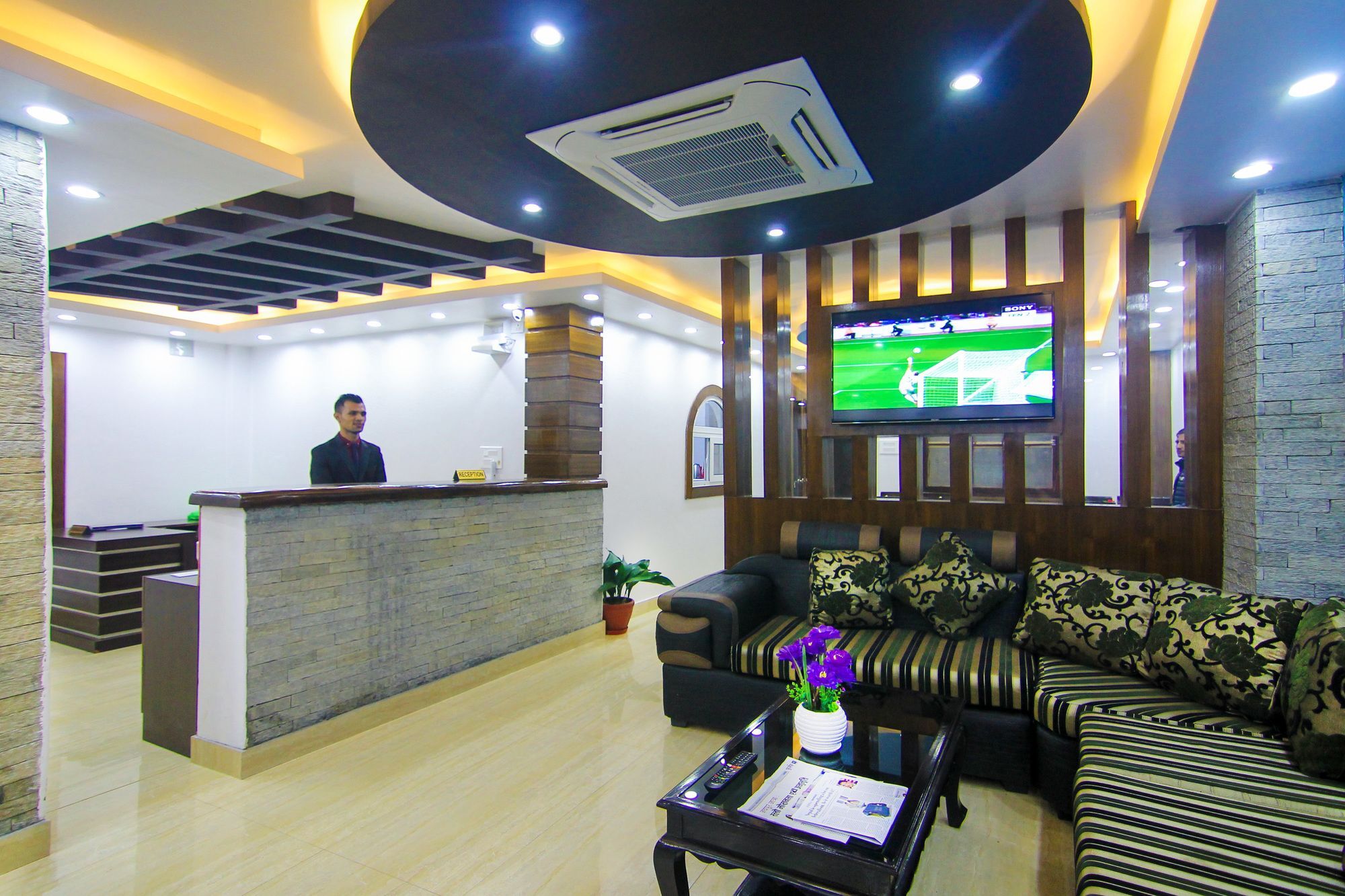 Hotel Lakeside Покхара Экстерьер фото
